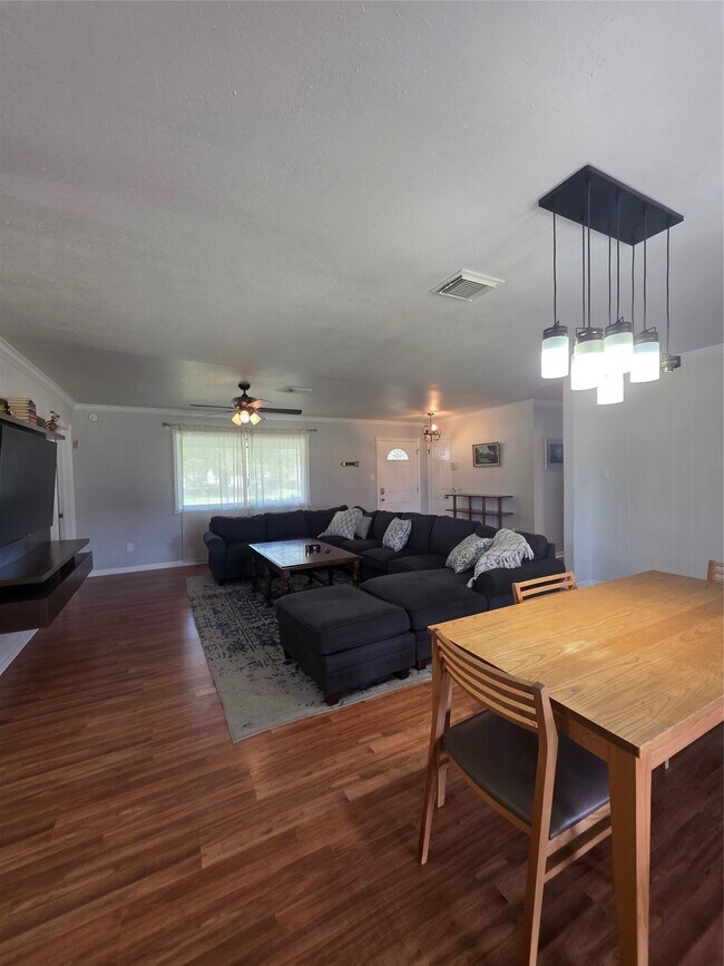 Foto del edificio - 1703 Cypress Dr