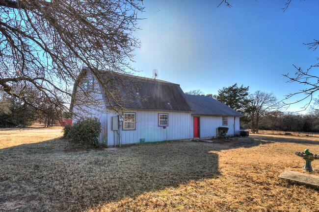 Foto del edificio - Beautiful 2 bed Ranch style home on 5 acres!