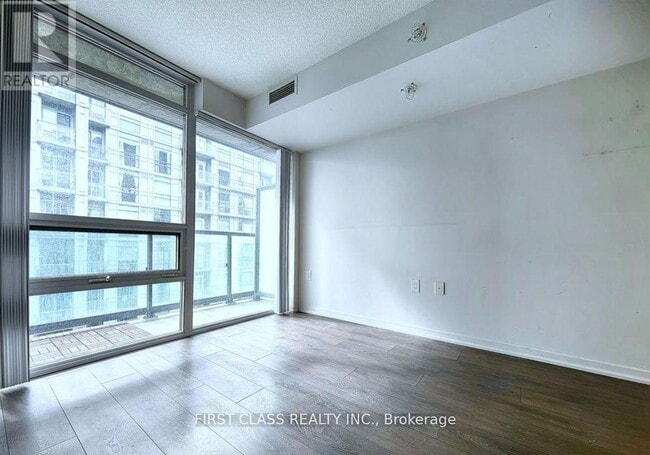 Building Photo - 36-LPH136 Lisgar St