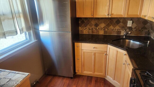 Building Photo - 500 Cliffwood Ave W