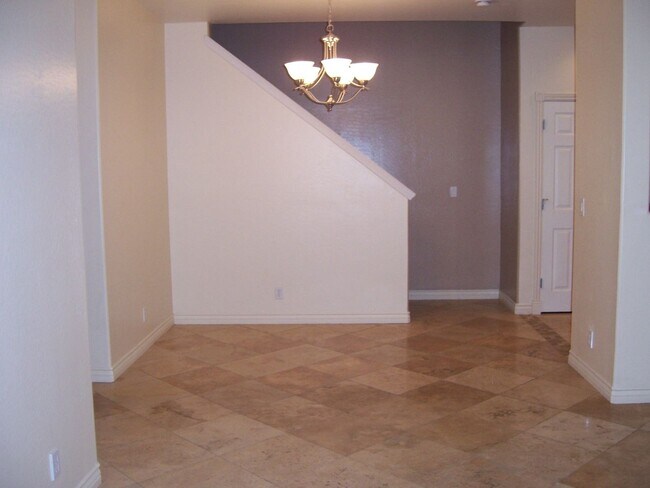 Foto del edificio - 2 STORY TOWNHOME IN GATED COMMUNITY
