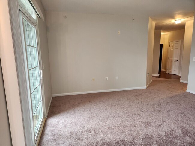 Foto del edificio - Bright Two Bedroom Condo