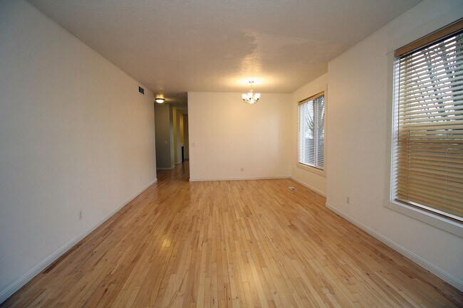 Building Photo - 4 Bed, 2.5 Bath Modern Construction House in South Tabor