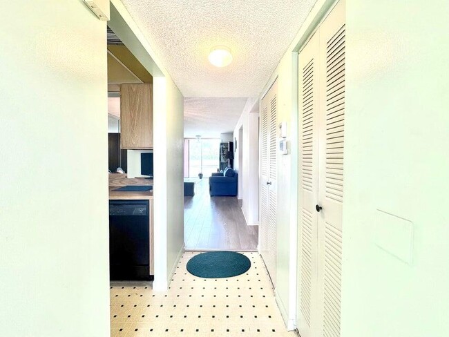 Building Photo - 7145 Huntington Ln