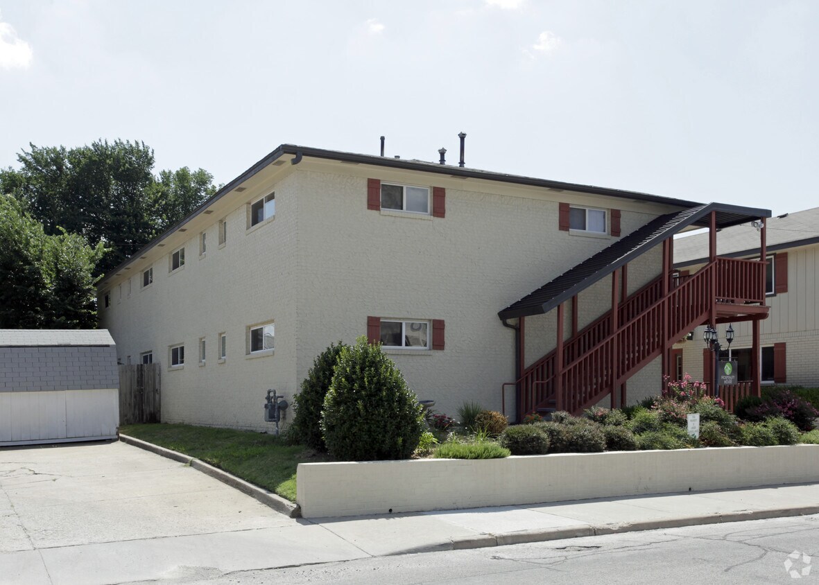 Building Photo - 1135 S Victor Ave