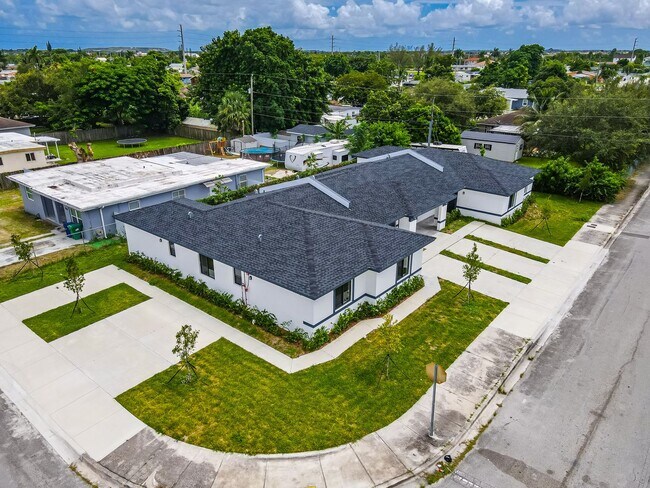 Building Photo - Goulds 4 Bed Triplex