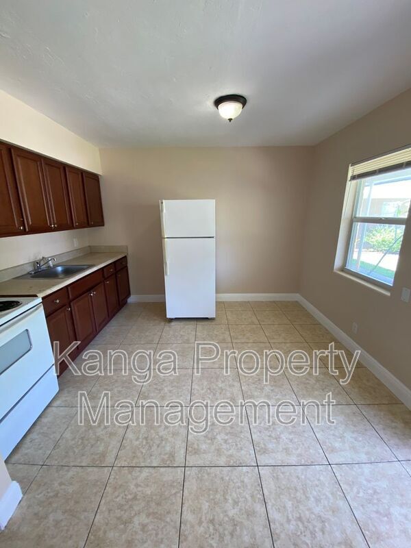 Foto del edificio - 4820 Maine St