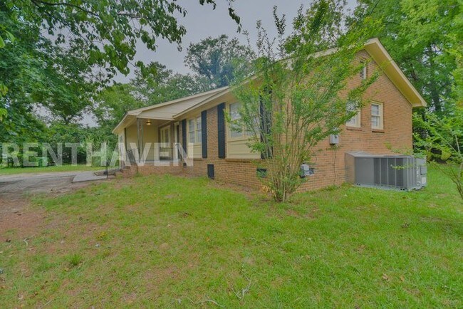 Building Photo - Come Fall In Love with This Beauty!