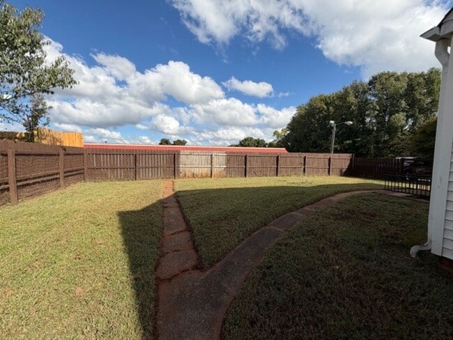Building Photo - 3 bedroom 2 bed available NOW!