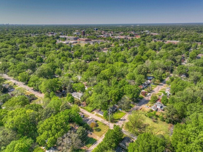 Building Photo - Move-In Special: Qualified Tenants Get 50%...