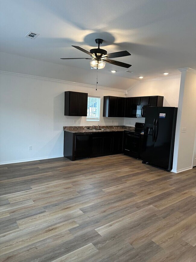 Building Photo - **Pre-leasing* Three Bedroom | Two Bath Home in Benton