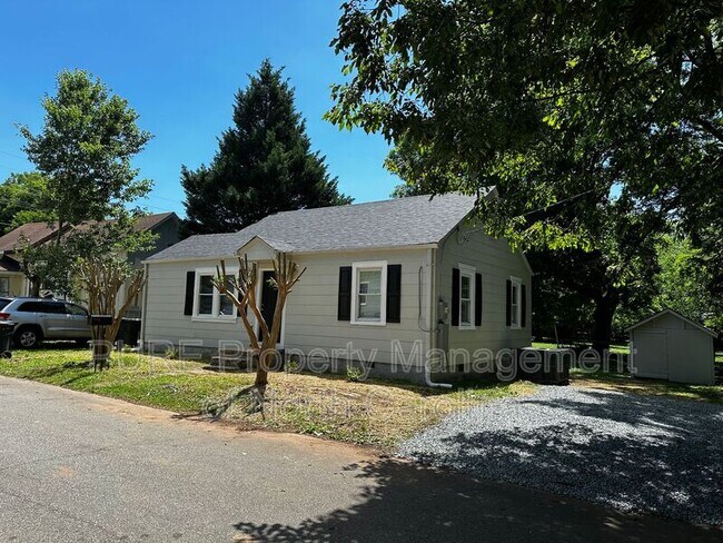 Building Photo - 603 Robbins St