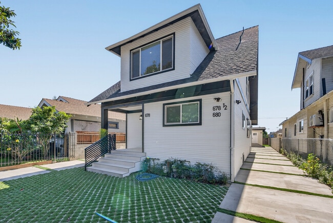 Photo - 678 E 45th St Townhome