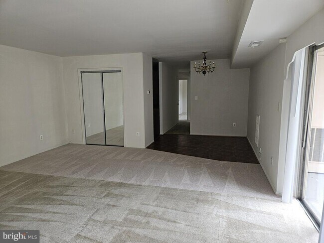 Building Photo - 7613 Fontainebleau Dr