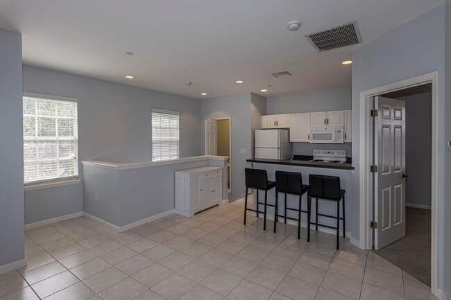 Building Photo - Cozy 1 bedroom/1 bath garage apartment in ...