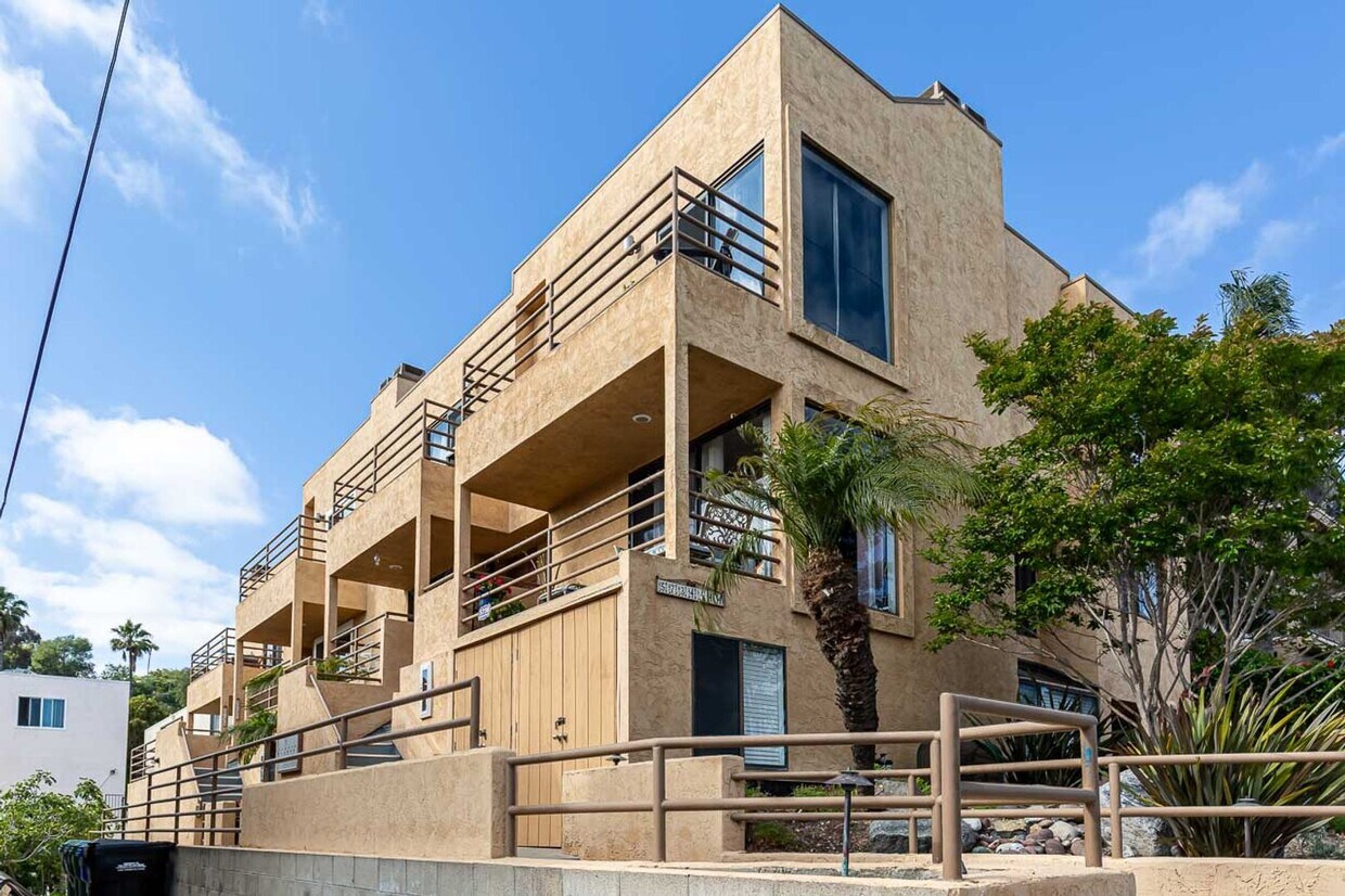 Foto principal - ***TRUE TREASURE!!! 2/2 TOWNHOME CLOSE TO ...