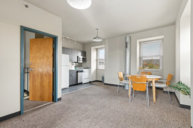 Cocina y comedor - 1420 Cecil B. Moore Ave