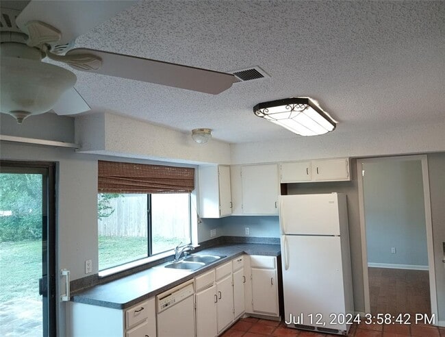 Building Photo - 10700 Hard Rock Rd