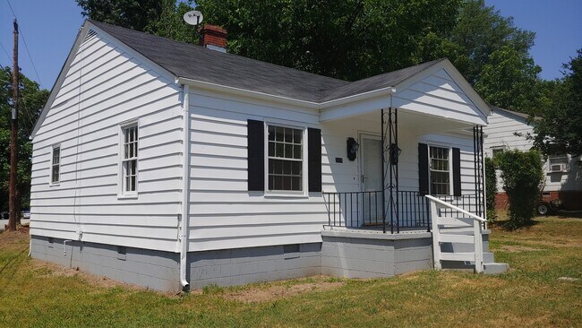 Building Photo - Lovely Corner Lot 2 Bed, 1 Bath Home Now A...