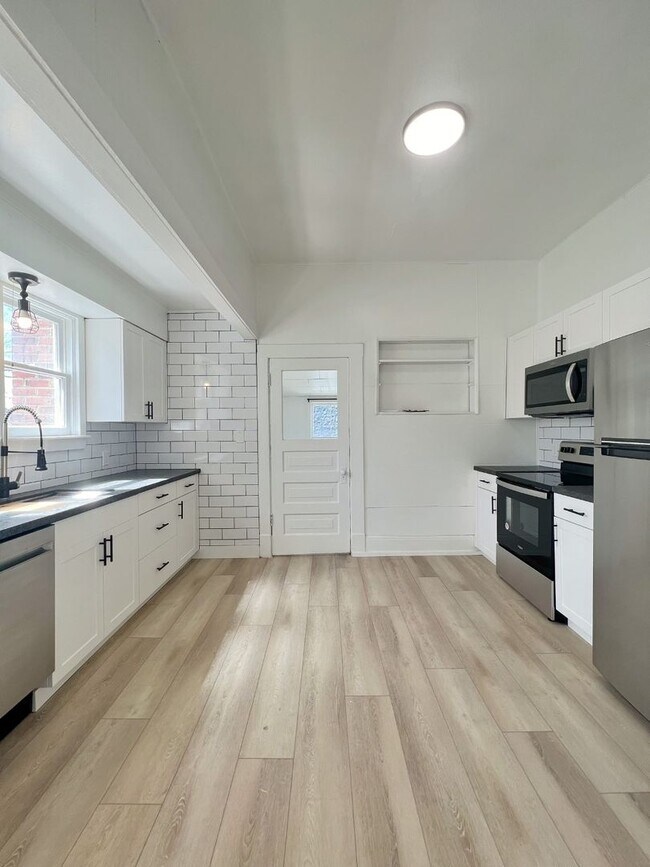Foto del edificio - RENOVATED 3 BD Bungalow in MidTown!
