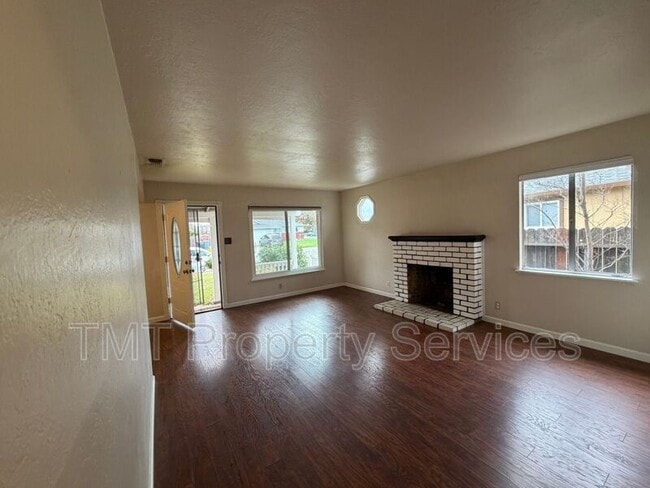 Building Photo - 2011 Mangrum Ave