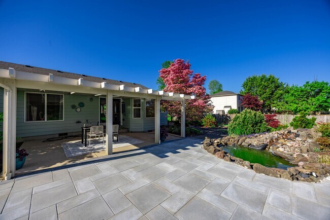 Foto del edificio - One Level Home - Three Bedroom + Bonus with AC / Beautiful Yard!