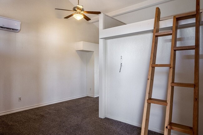 Building Photo - Miller Dr 212-214