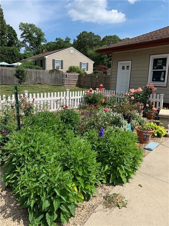 Foto del edificio - 24 Durfee Rd