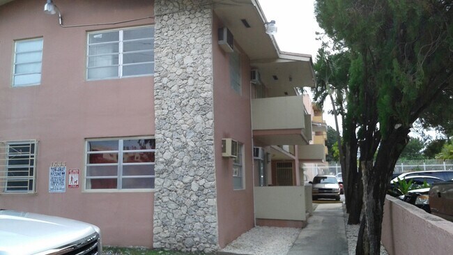 Building Photo - 1644 SW 2nd St