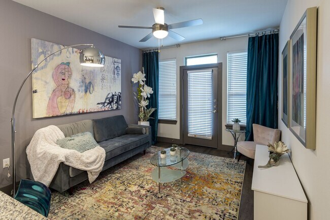 Foto del edificio - 1st Month FREE – Limited-Time Leasing Spec...