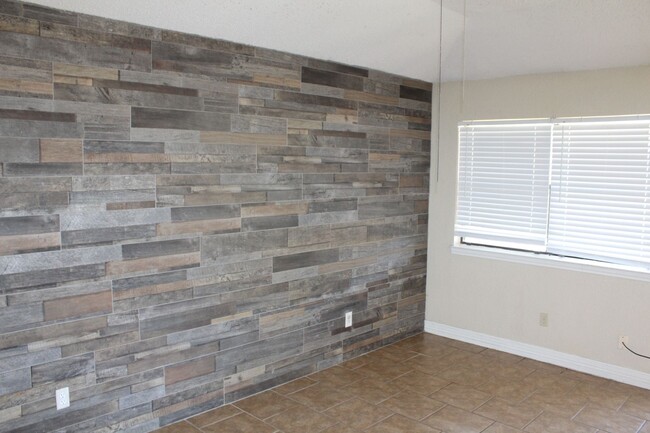 Building Photo - 205 Horseshoe Dr