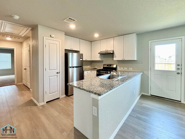 Building Photo - Beautiful 3 bed/2 bath 1,375 sqft home wit...