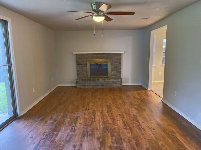 Building Photo - Wood Floors, Covered Patio, PUTNAM CITY SC...