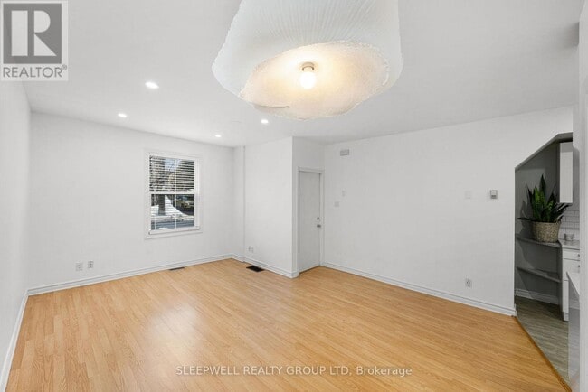 Building Photo - 33 Pinhey St