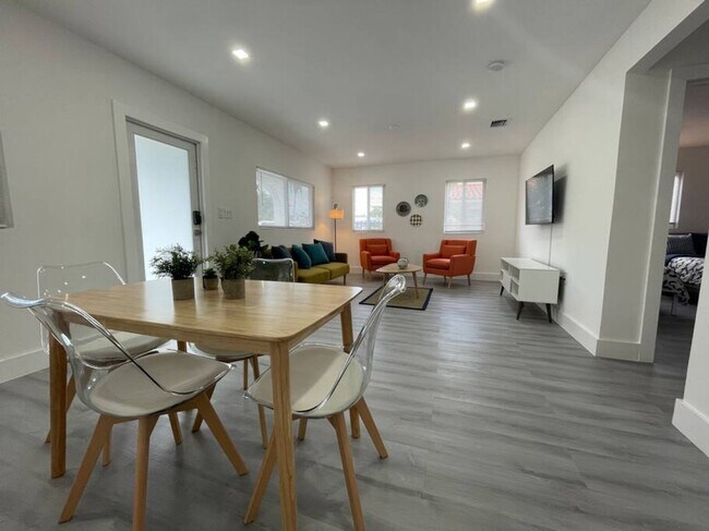 Building Photo - 2802 SW 21st St