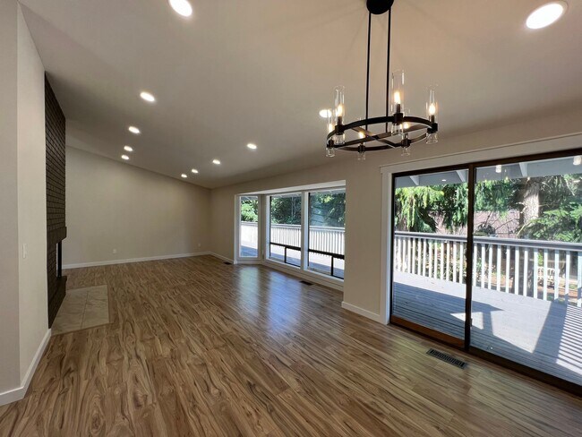 Building Photo - Spacious 5 Bedroom Home Available Now!