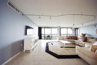 Building Photo - 2480 Presidential Way