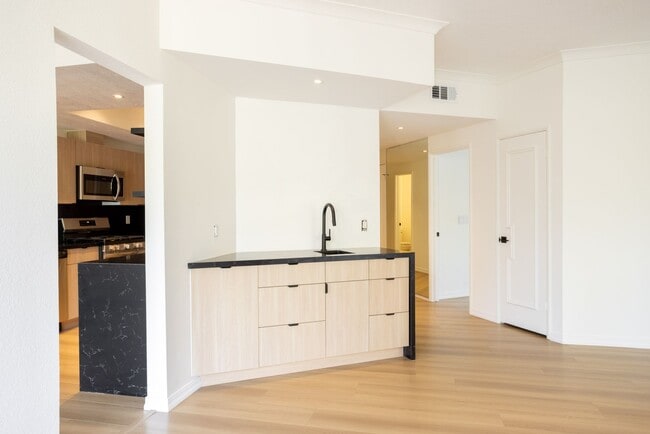 Building Photo - Westmount