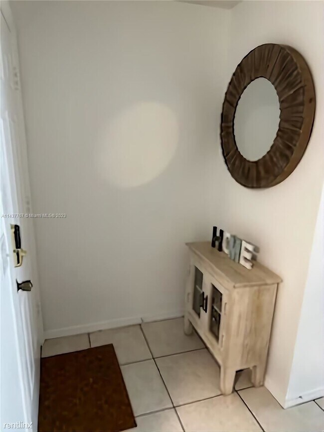 Foto del edificio - 2 br, 2.5 bath Townhome - 1050 Sorrento Dr...