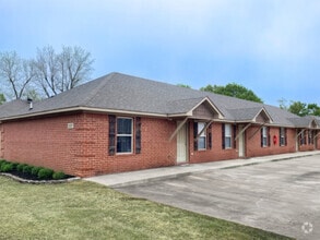 Building Photo - 107 N Oak St