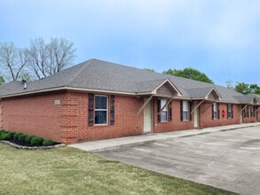 Building Photo - 107 S Oak St