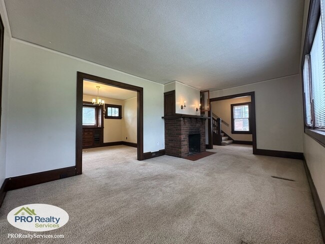 Building Photo - 3 Bedroom Plus Den Home in St. Paul