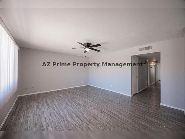 Building Photo - 4704 S La Rosa Dr