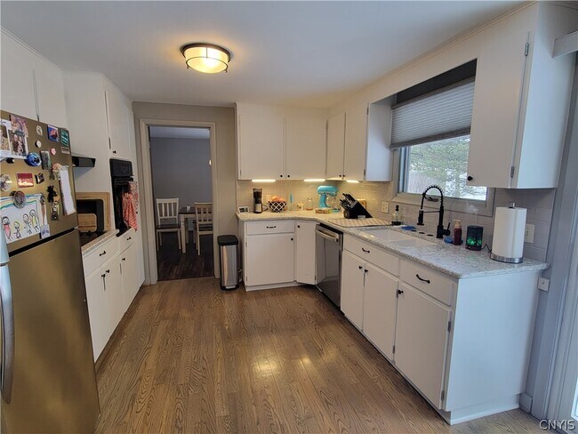 Foto del edificio - 6319 Danbury Dr