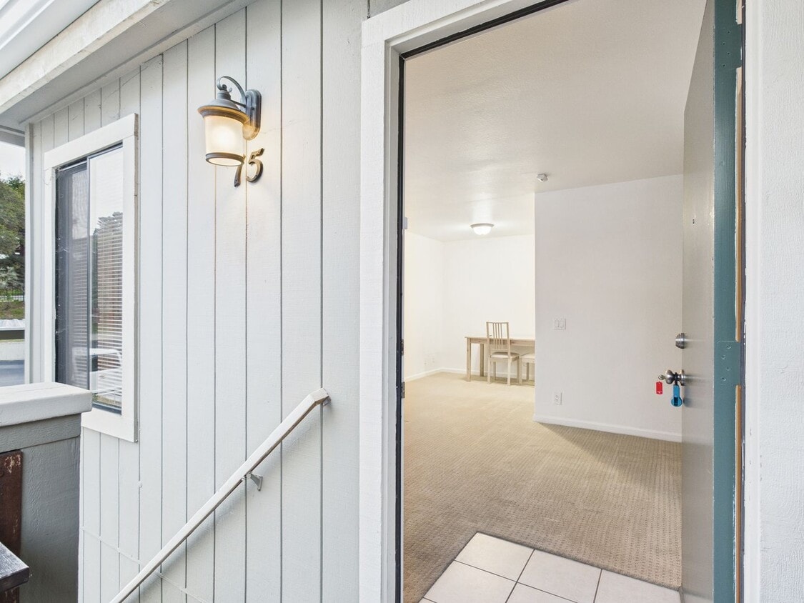 Foto principal - Upstairs 1 bedroom condo now available at Cypress Park