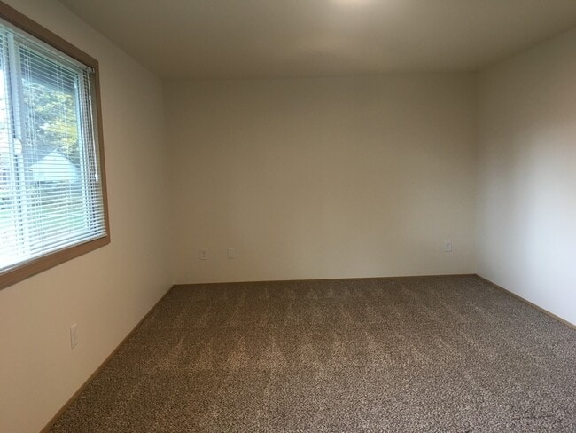 Foto del edificio - 4 bedroom 2 bath home on quiet street in Hillsboro near Intel