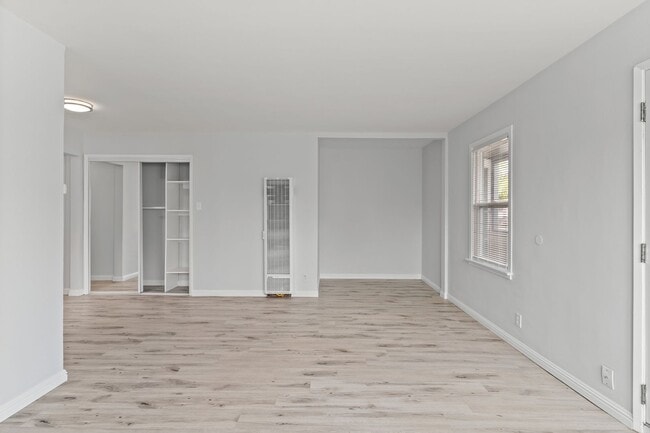 Building Photo - 935 N Washington Pl