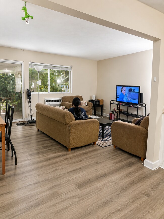 Living Room - 1800 Jefferson Park Ave