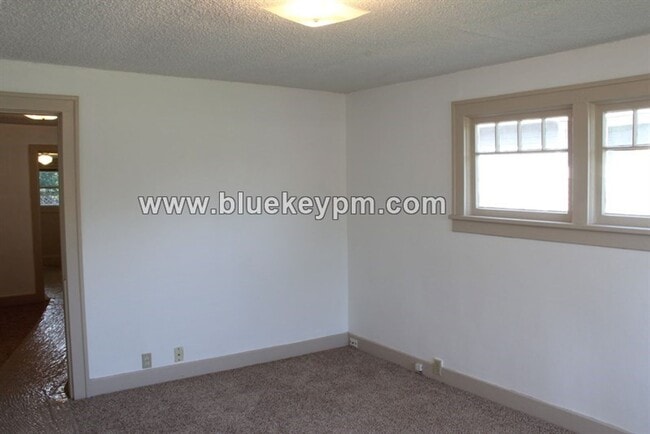 Building Photo - 10911 SE Myrtle St