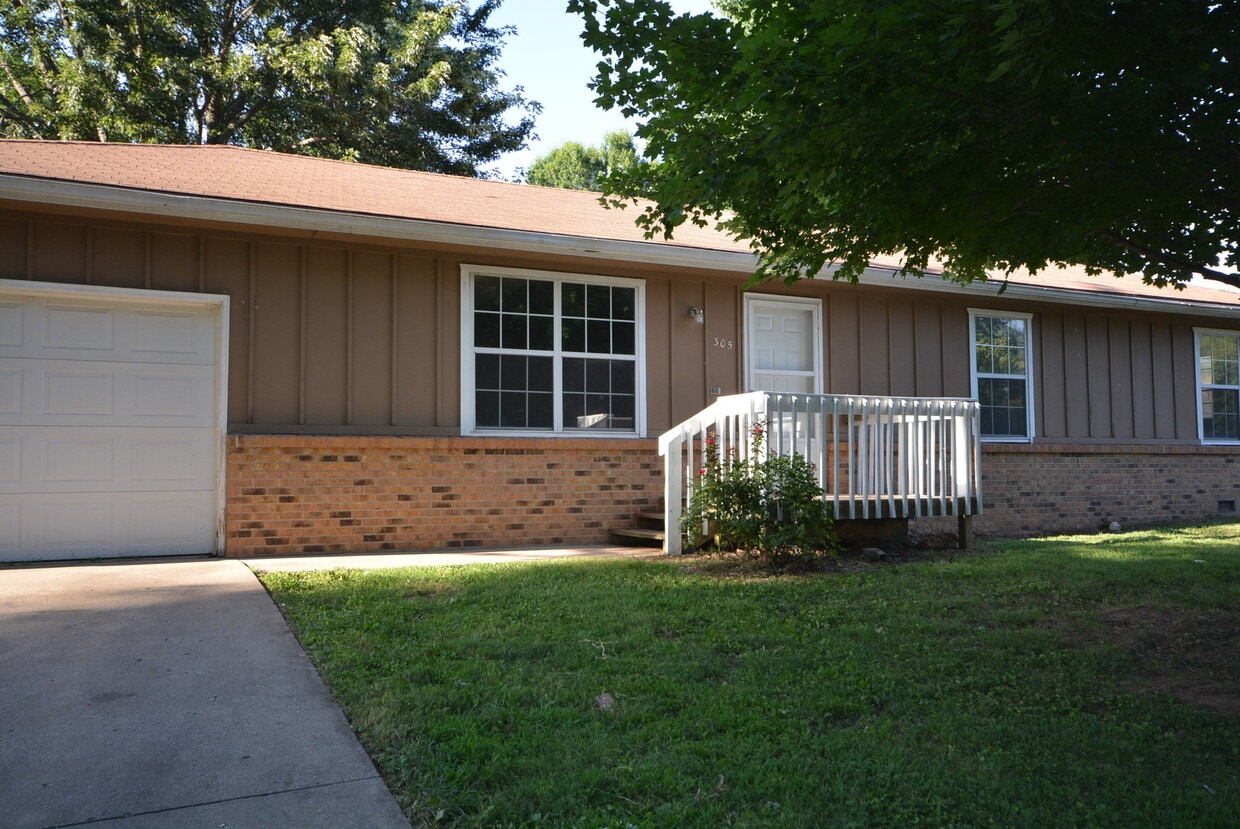 Available Now 3 Bedroom 2 Bath with bonus House Rental in Nixa, MO